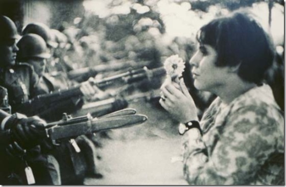 photographe-marc-riboud-lajeunefillealafleur